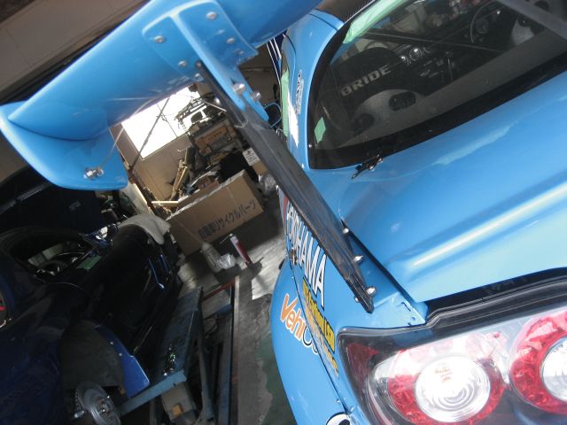 □RE雨宮で現物を見ながらGTウイングの実地詳細調査を実施したエイト